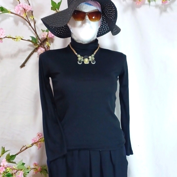 UNINUKOO WOMENS TOP SIZE M IN A BEAUTIFUL BLACK turtle neck - Picture 1 of 7